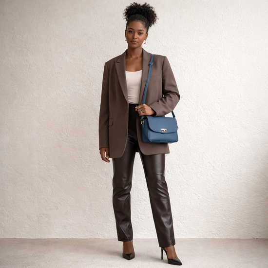 De leren broek voor dames combineren met een leren tas: tijdloze stijl in 2026