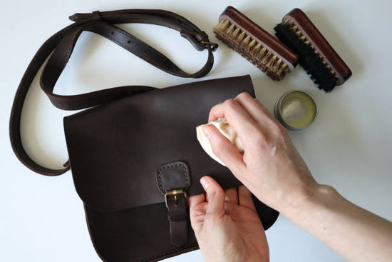 Leren tas schoonmaken? Zo houd je je leren producten als nieuw | Zaed